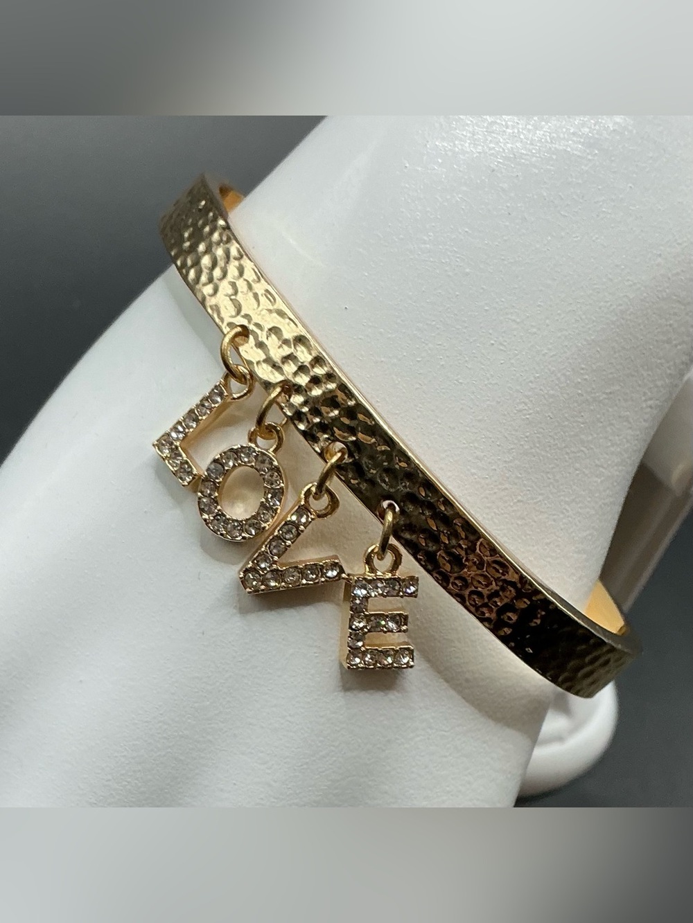 JESSICA SIMPSON GOLDTONE HAMMERED BANGLE BRACELET WITH LOVE CRYSTAL CHARMS